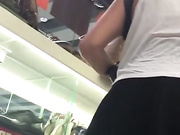 商店里偷拍到美女不穿内裤