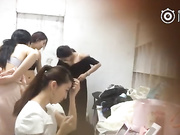 偷拍绝色车模后台换衣 个个魔鬼身材经典对话