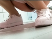 家乐福超市厕所偷拍美女嘘嘘2