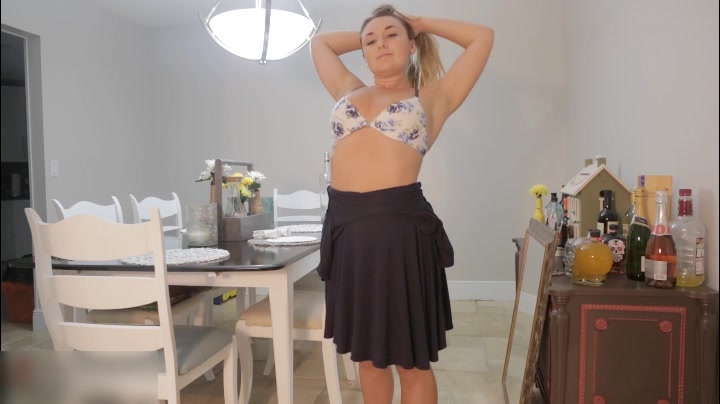 Lennox At The Table 餐桌上的伦诺克丝