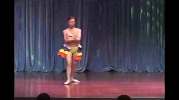 杂技队青涩女孩大胆高难度全裸进行表演，身材弹性真好-01