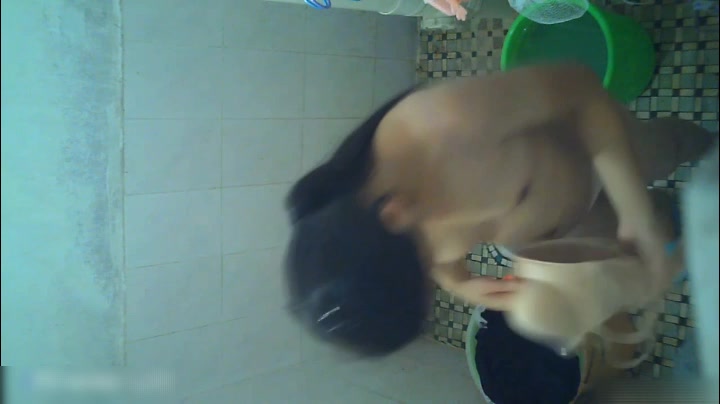 偷拍極品妹子洗澡，洗之前先撒泡尿