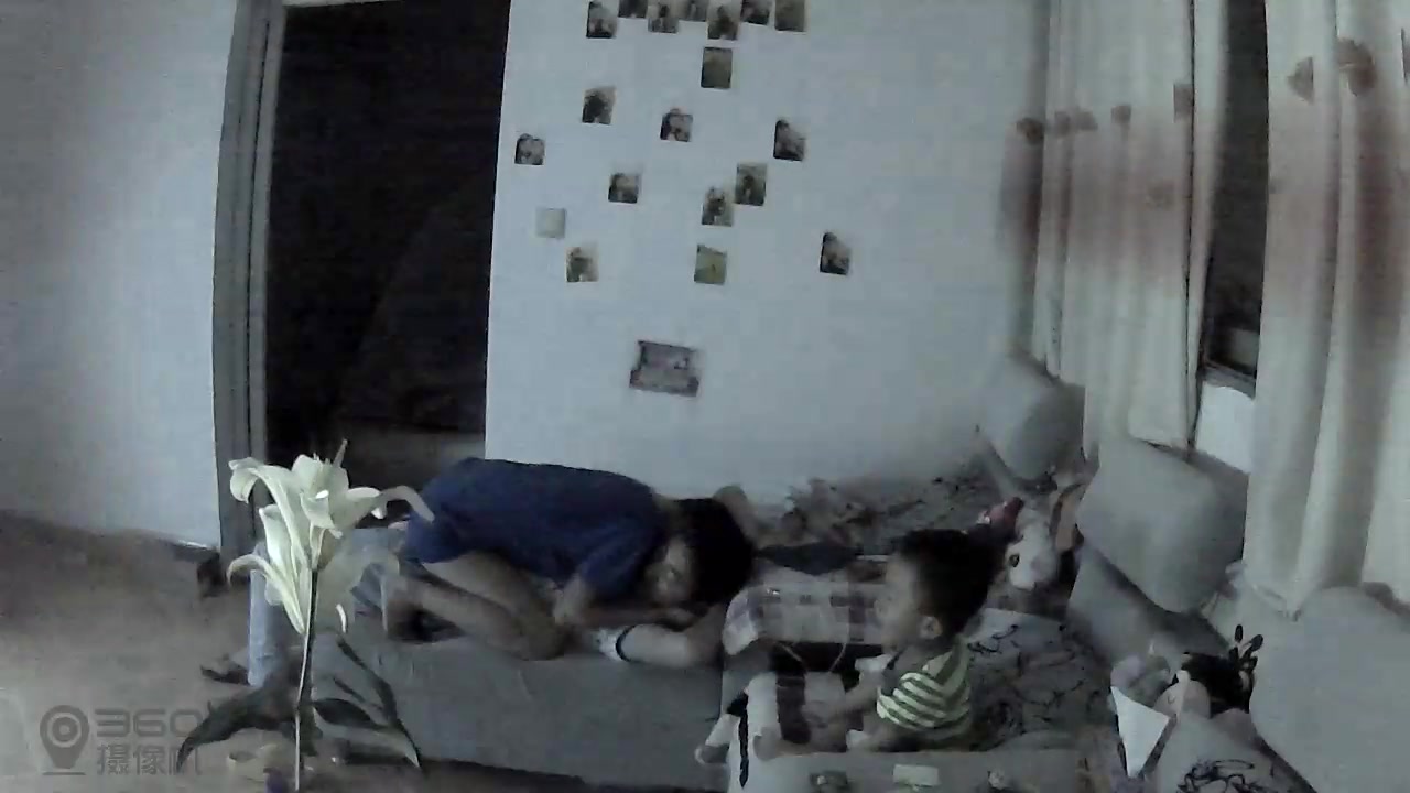 家庭实况360监控拍好骚的婆娘兽性大发当着儿子的面亲他下面坐上去扭