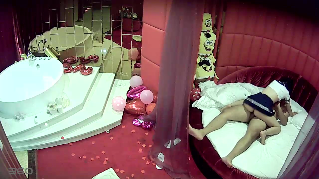 情趣酒店水滴监控TP貌似刚开完趴的胖哥真会玩让女友穿着学生制服骑在上面啪啪