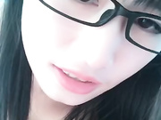 极品美女主播现场直播黑丝户外道具插穴自慰，对白淫荡