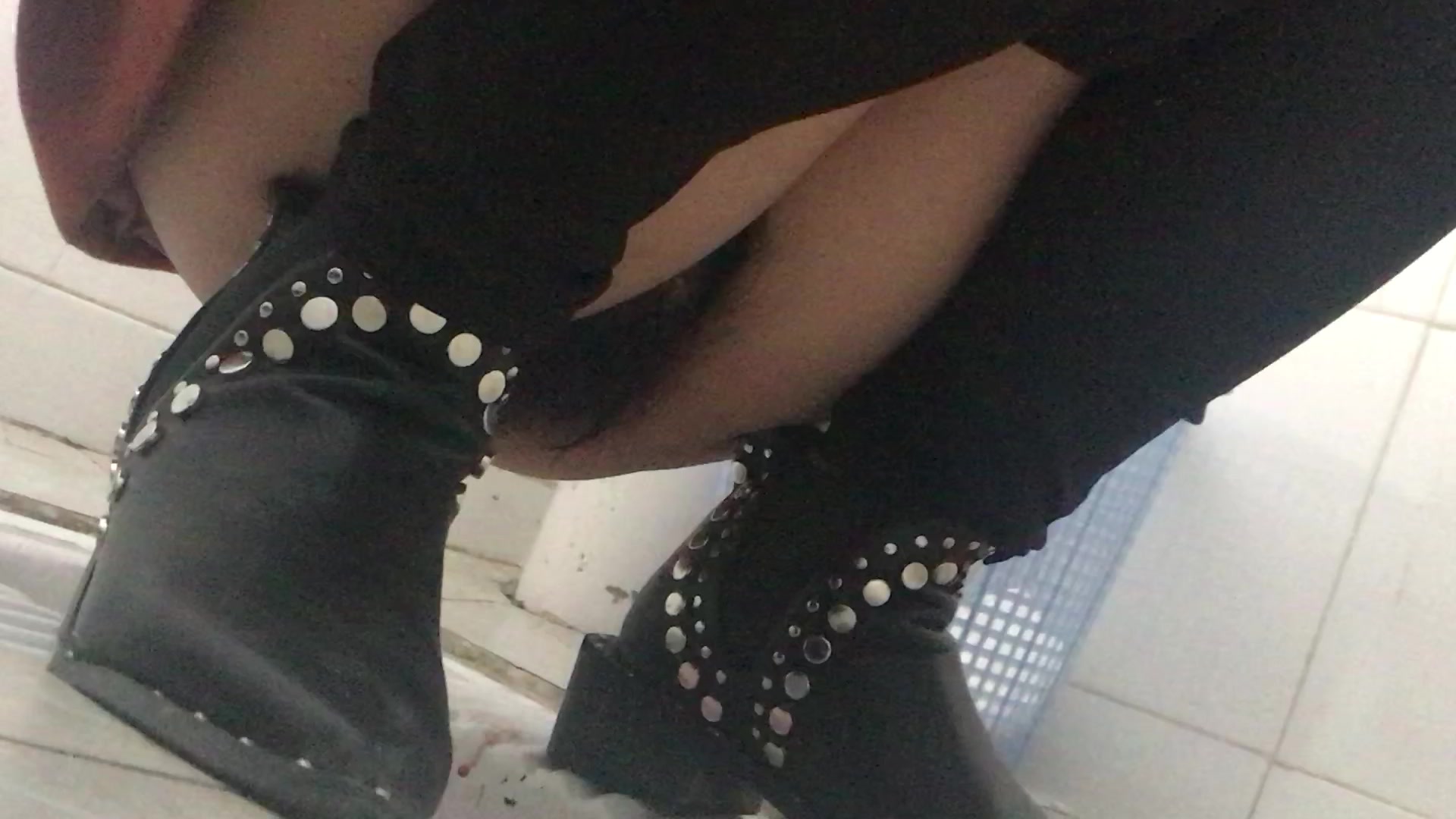 高校侧拍女生，有露脸换卫生巾