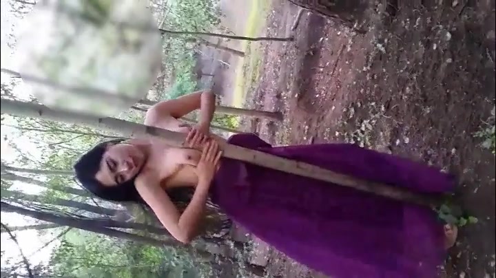 某公司女神级性感美女为了上位树林拍摄写真时故意坦胸露乳不停的往树上操勾引导演,如愿以偿直接口爆！那棵小树太有福气了！