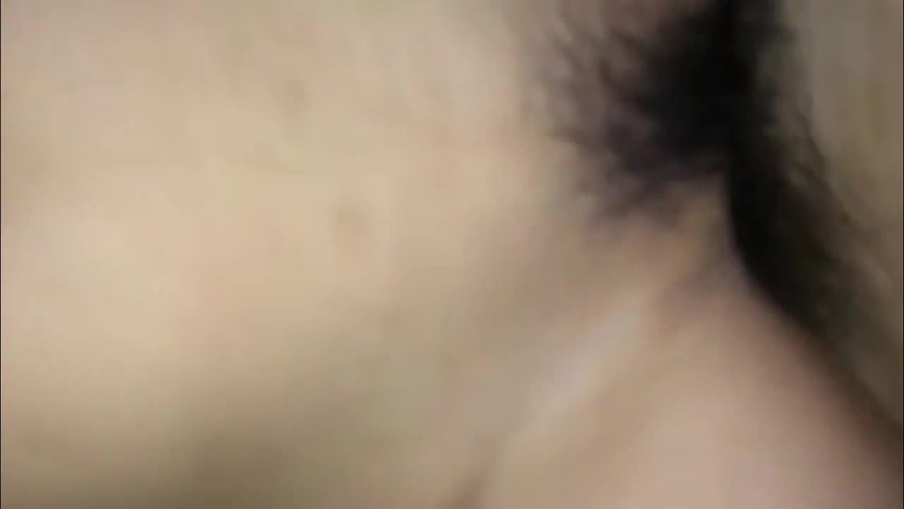 某音乐学院漂亮美女与系主任酒店开房,小穴干的次数少,太紧,结果被主任大鸡巴操流血了,痛的美女捂着嘴大叫！