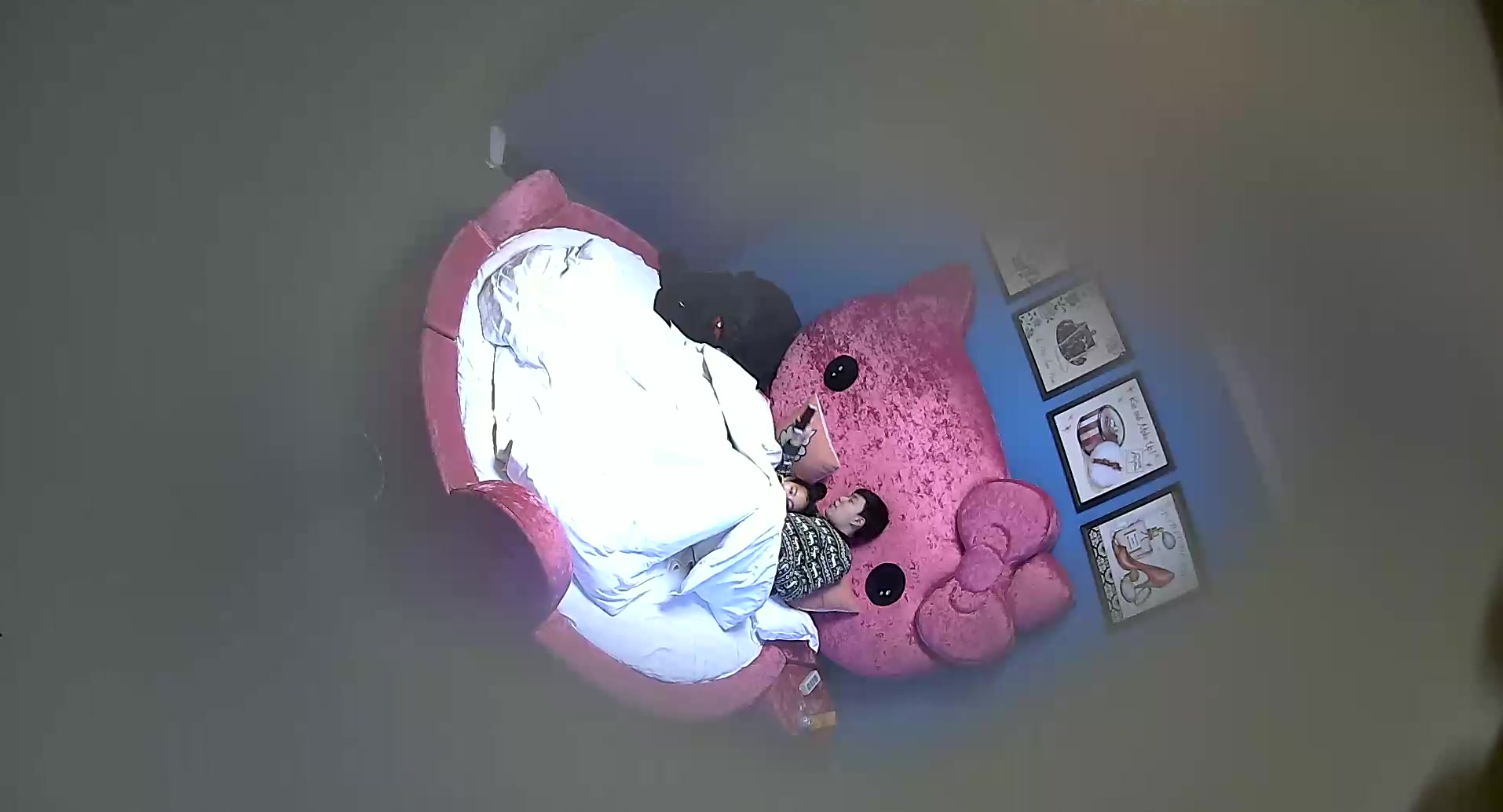 精品小旅馆情趣房偷拍懒惰的家伙女友手脚并用也没雄起饥渴女友只好脱下内裤强往上骑