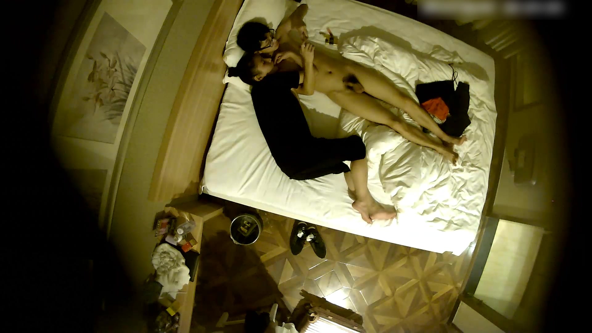 商务宾馆俯拍年轻小情侣开房打炮瘦弱眼镜仔真性福丸子头女友很贴心给按摩口交毒龙啪啪看女表情很骚