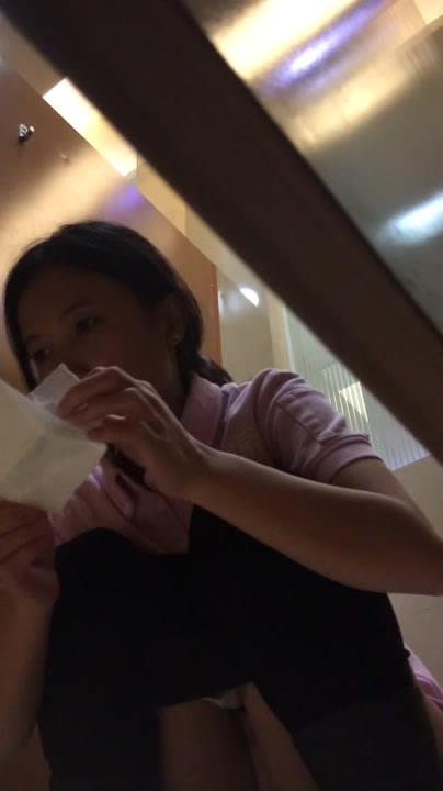 商场厕拍系列 妹子电话打的很开心