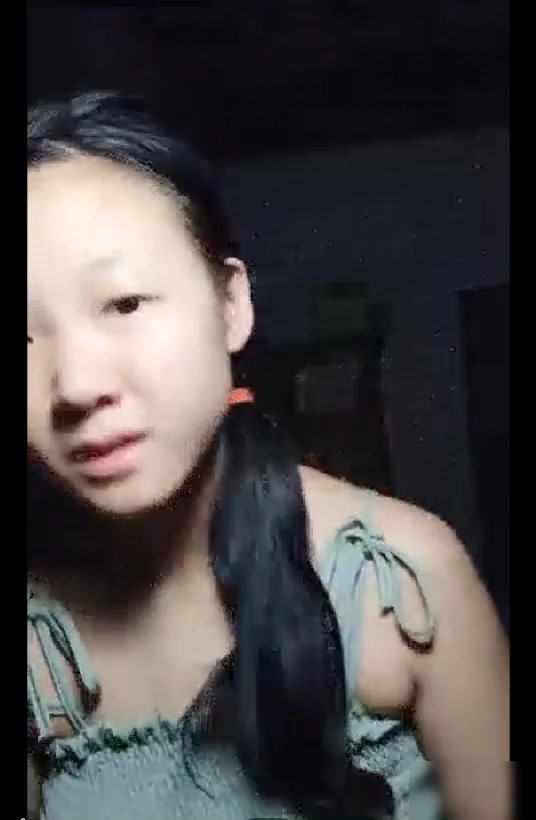 家境贫寒的纯情小村姑在那个看了有点让人心酸的家直播听说这样能赚钱脱贫妈妈也好奇过来看看